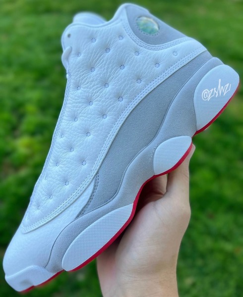 Air Jordan 13 ホワイト/グレー White and Grey Panels on the Air Jordan 13 